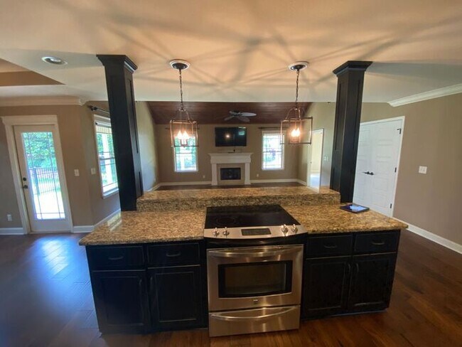 Building Photo - Now Offering ONE-MONTH FREE as Move-in Cre...