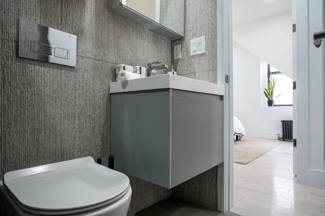 Building Photo - 402 E 11th St