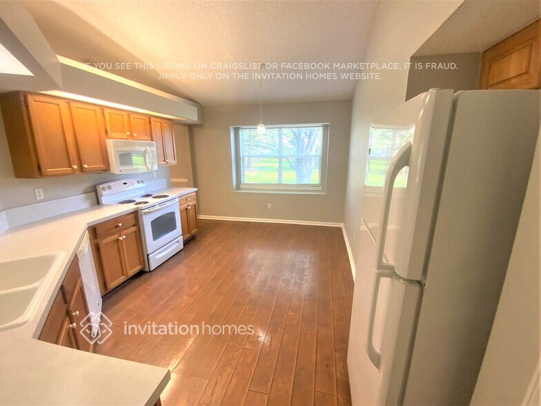 Building Photo - 5666 Plum Hollow Dr W