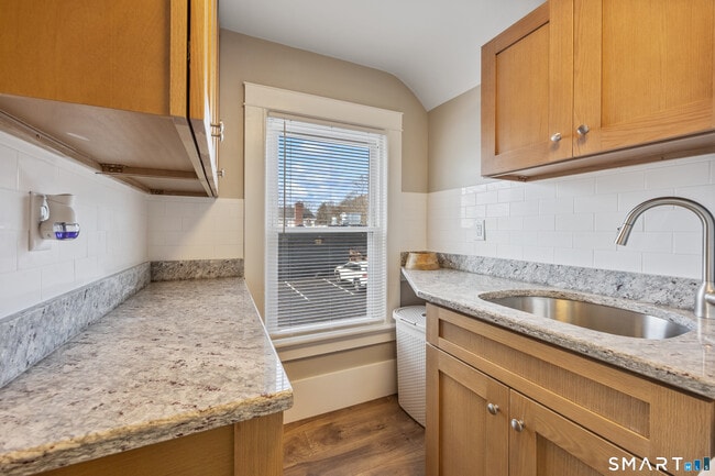 Building Photo - 3 Main St