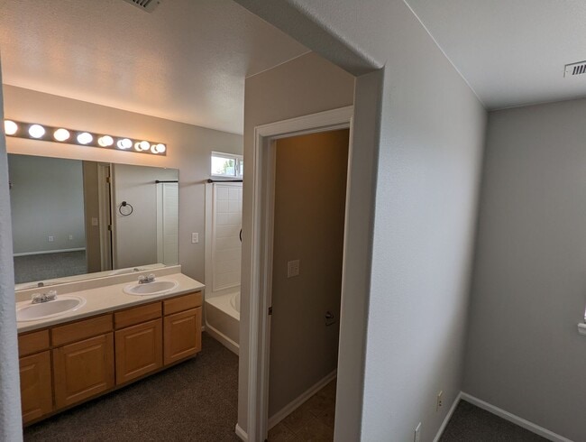 Building Photo - Gorgeous 2 Story 3 Bedroom 2.5 Baths in Da...