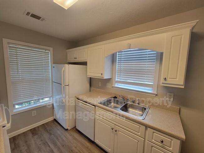 Building Photo - 1234 Longpoint Dr