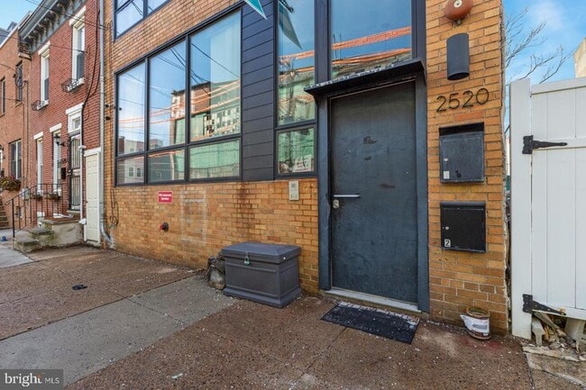 Building Photo - 2520 E Hagert St