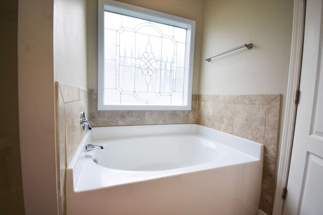 Building Photo - Coming Soon: 3 BEDROOM 2 BATHROOM - PETS C...