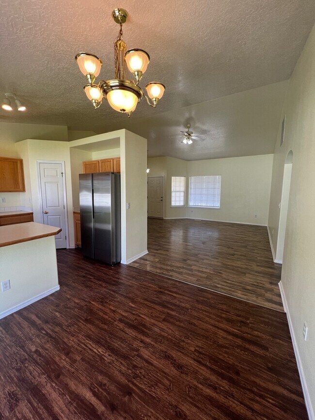 Building Photo - 3 Bed 2 Bath House in Nampa!