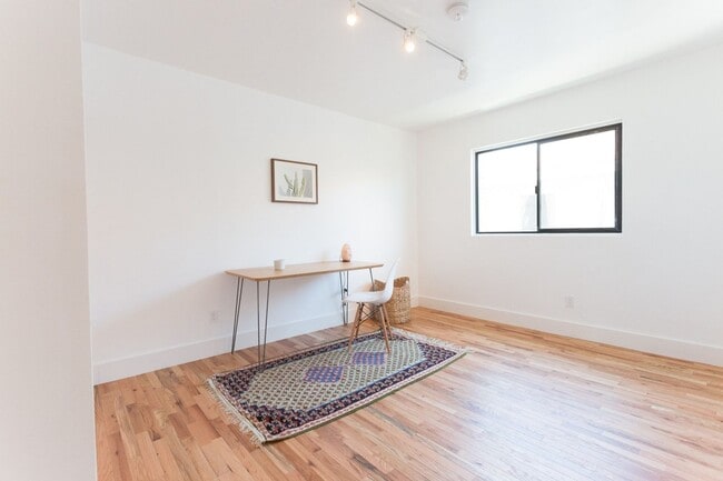 Building Photo - 252 S Ave 18