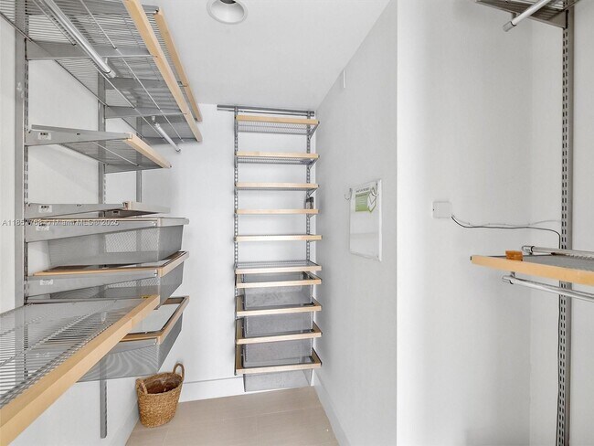 Building Photo - 1060 Brickell Ave