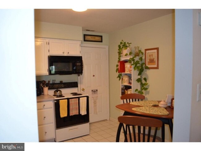 Building Photo - 302 Doral Dr