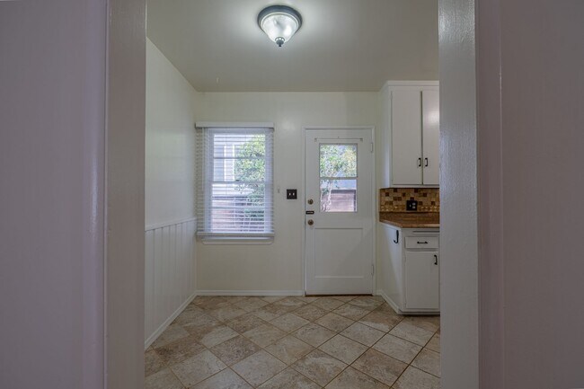 Building Photo - Juanita Residences