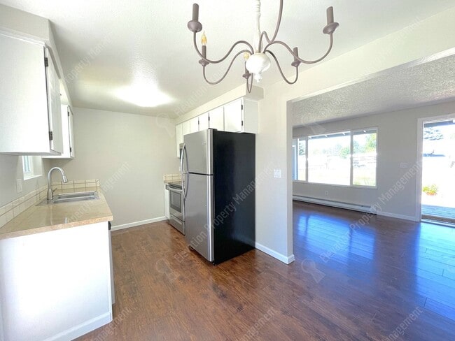 Building Photo - Recently-renovated 2 BR duplex in Redmond ...