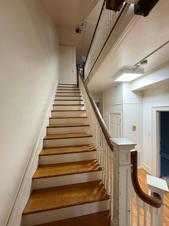 Building Photo - Apartment located inside beautiful historcal home in Lynchburg!