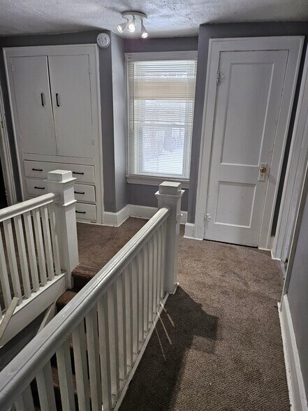 Building Photo - 573 Grace Ave