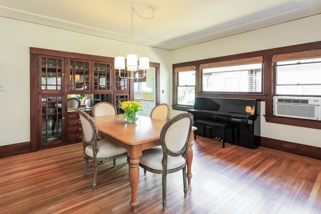 Building Photo - Furnished 1920 Craftsman Bungalow Available In The Dimond District!