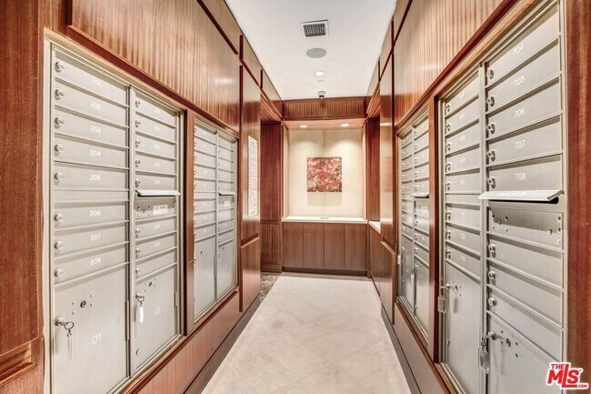 Building Photo - 10700 Wilshire Blvd