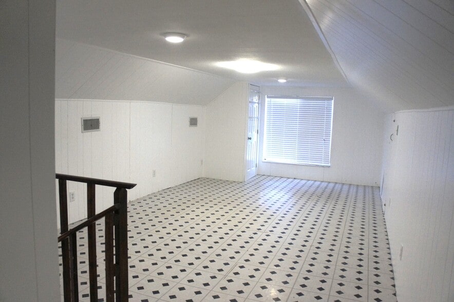 Attic bedroom - very large - 506 Scott St