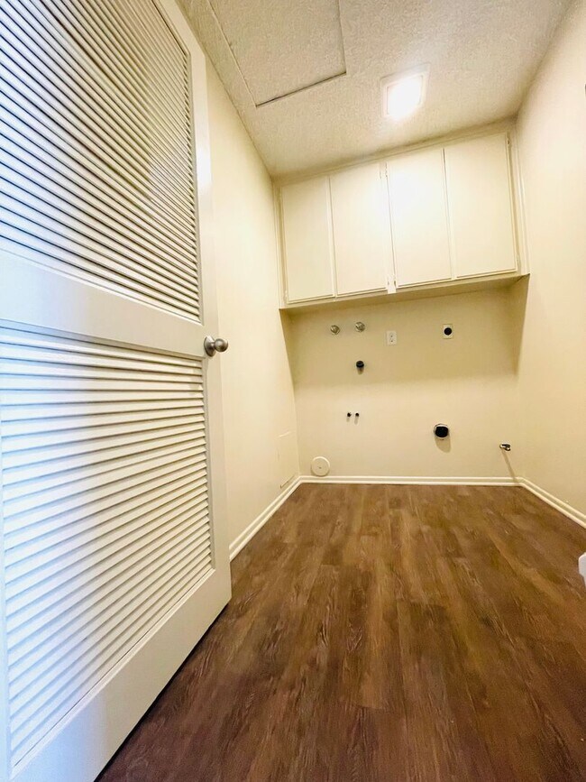 Building Photo - Spacious 2-bedroom, 2-bathroom condo featu...