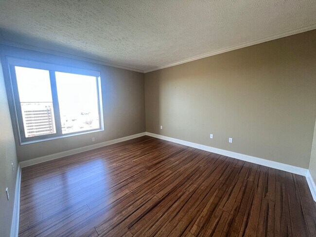 Building Photo - Downtown Grand Rapids condo overlooking th...