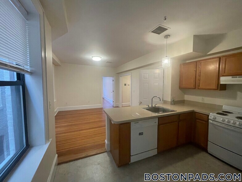 Building Photo - 881 Massachusetts Ave