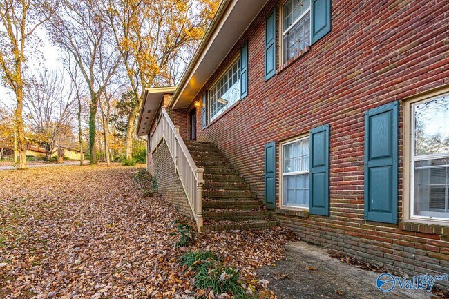 Building Photo - 702 Chambers Dr NE