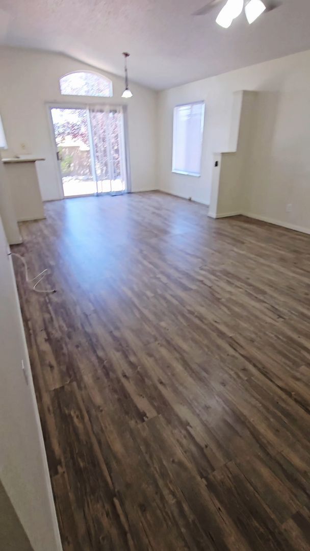 Building Photo - 2 Bed 2 bath 2 car garage Sierra Highlands home For Rent