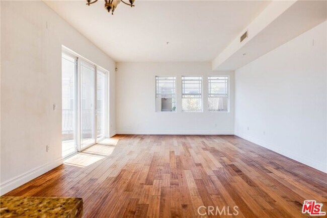 Building Photo - 917 S New Hampshire Ave