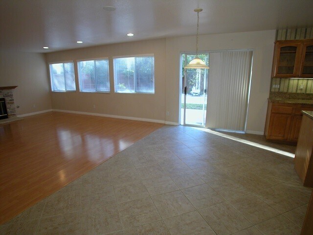 Building Photo - WOW! Great Eastlake Trails Former Model Home