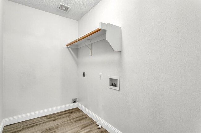 Building Photo - 8105 Flowertree Dr