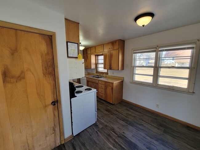 Building Photo - 3 Bedroom House with Large Garage