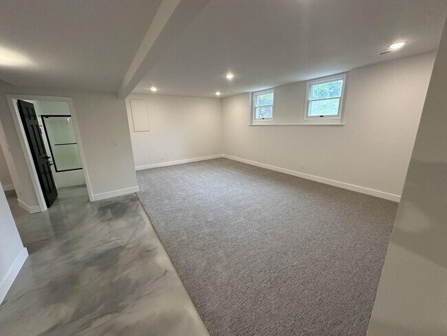 Building Photo - 5 Bed 4 Bath Home fenced yard