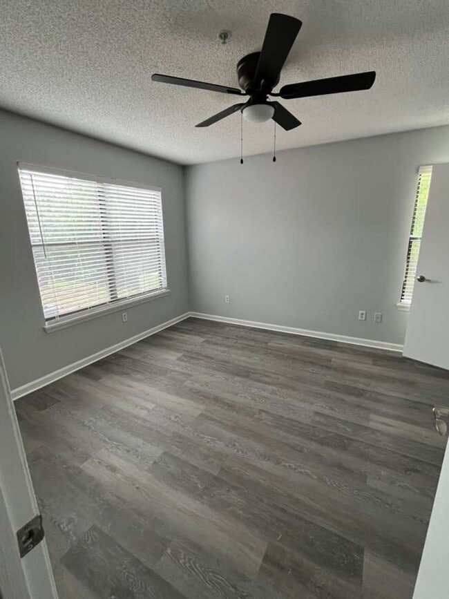 Building Photo - Cute 2 bedroom 1 bathroom condo! Freshly painted! New flooring!
