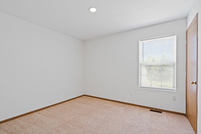 Building Photo - 2507 Carnation Dr