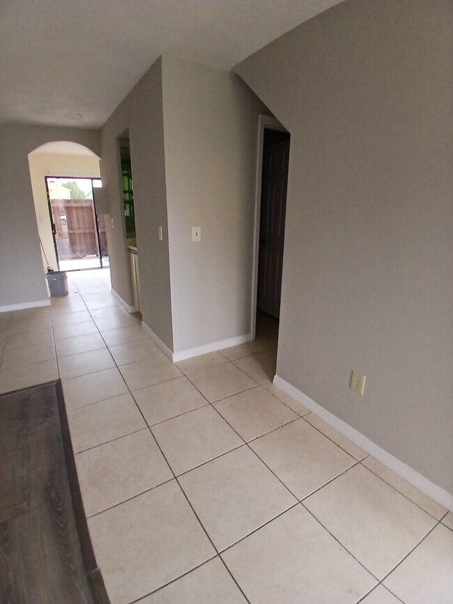 Building Photo - 7454 Wynnewood Square