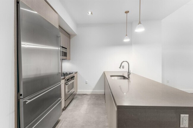 Building Photo - 148 1st St