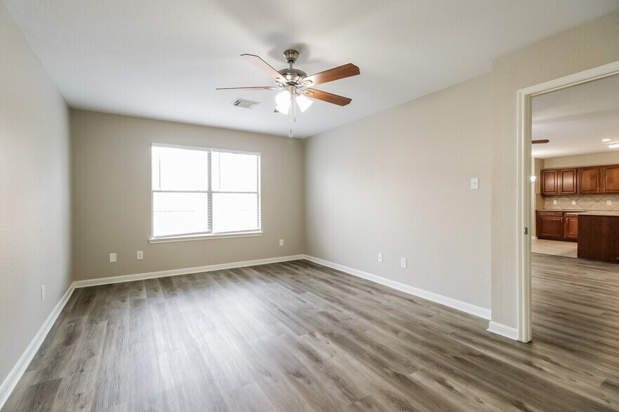 Building Photo - 15406 Hensen Creek Dr