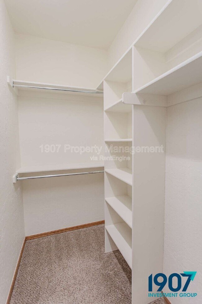 Building Photo - 923 SW 37th St