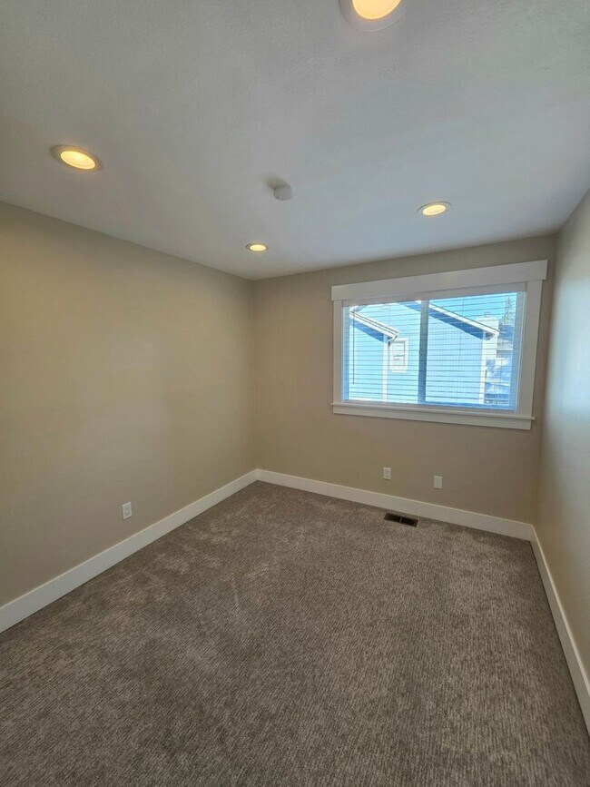 Building Photo - Auburn west hill 4 bedroom and 3 bathroom well maintained home.  Available NOW!