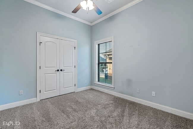 Building Photo - Beautiful 3 Bed 2 Bath Home Right Off of S...