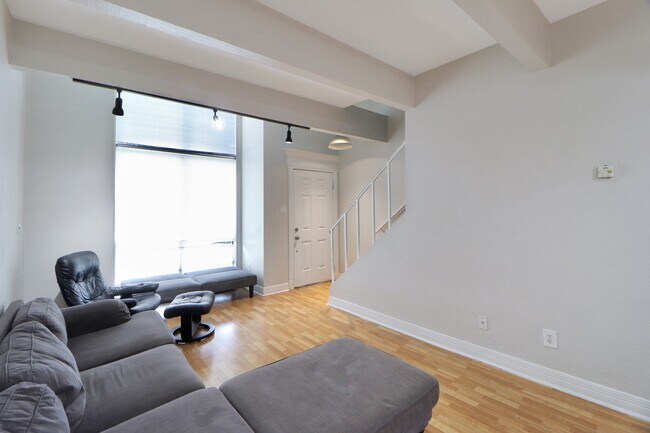 Building Photo - 5929 Queensloch Dr