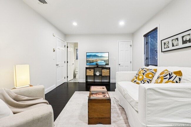 Building Photo - 6 Carol Ln