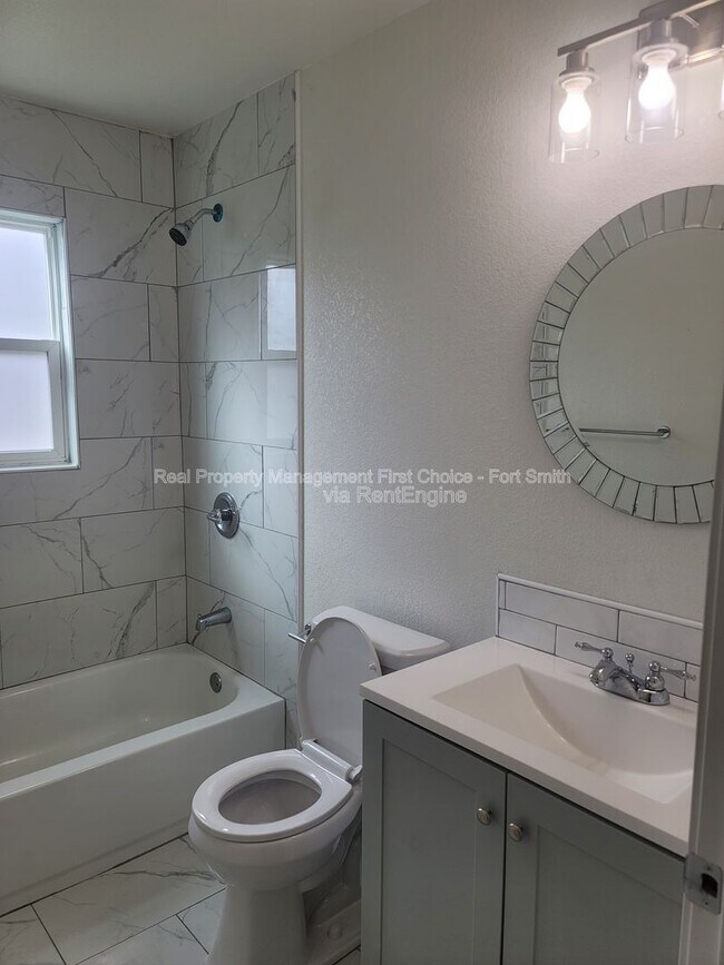 Building Photo - 407 Hemlock St