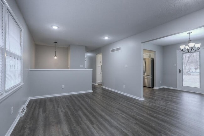 Building Photo - 6725 NW Hilldale Dr