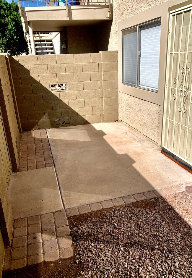 Building Photo - 8546 E Bellview St