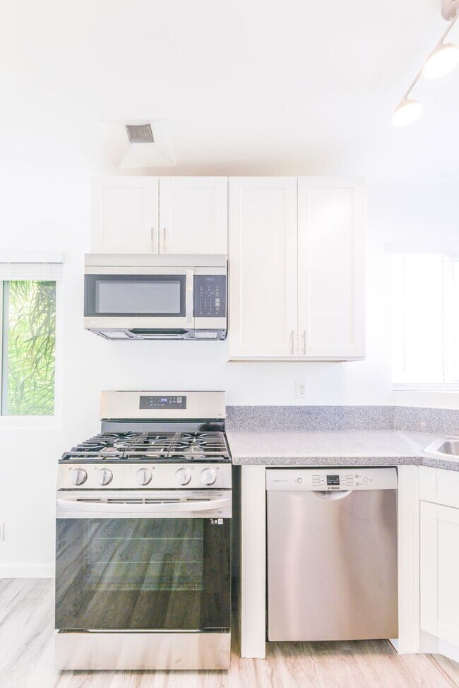 Building Photo - Ocean Avenue Duplex