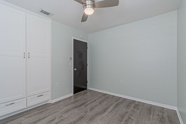 Building Photo - Modern Design 3 Bedroom 2 Bath, 2 car Gara...