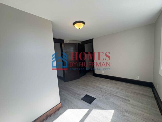 Building Photo - Five Bedroom House | 2 Full Bath | Move In...