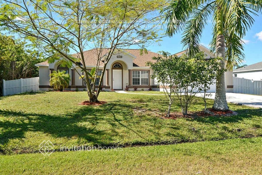 Building Photo - 2090 SW Capeador St