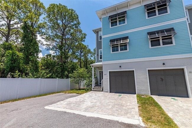 Building Photo - 1237 Savona Dr