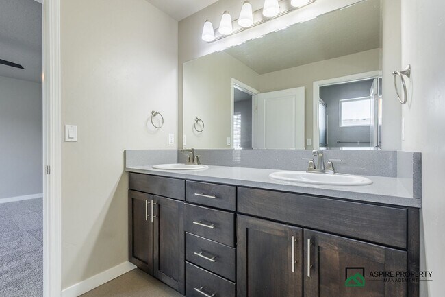 Building Photo - Heart of Meridian 4 Bed 3 Bath