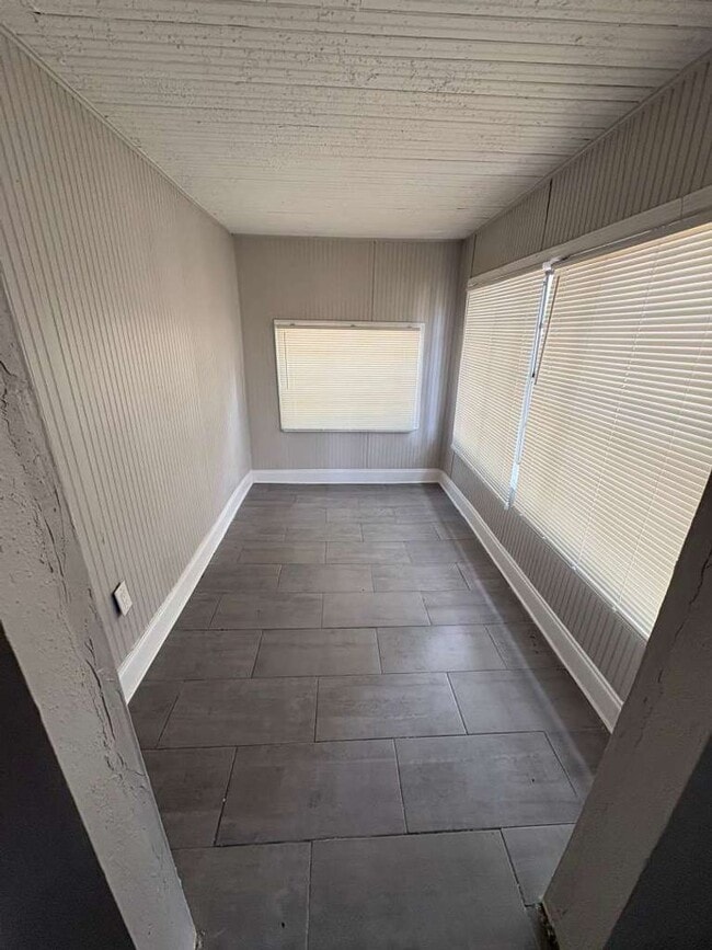 Building Photo - Spacious Home Available in Tampa! 5bed | 2baths