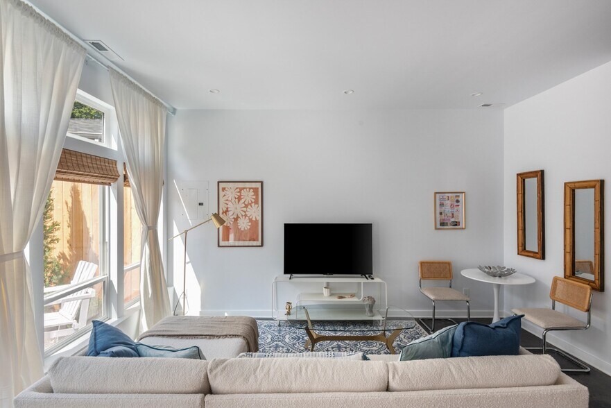 Building Photo - 4451 SE Division St